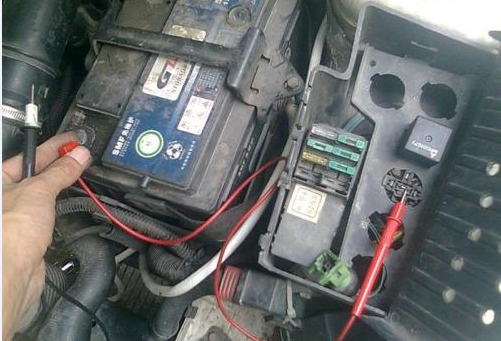 更換保險絲先關(guān)掉總電源 更換保險絲先關(guān)掉總電源