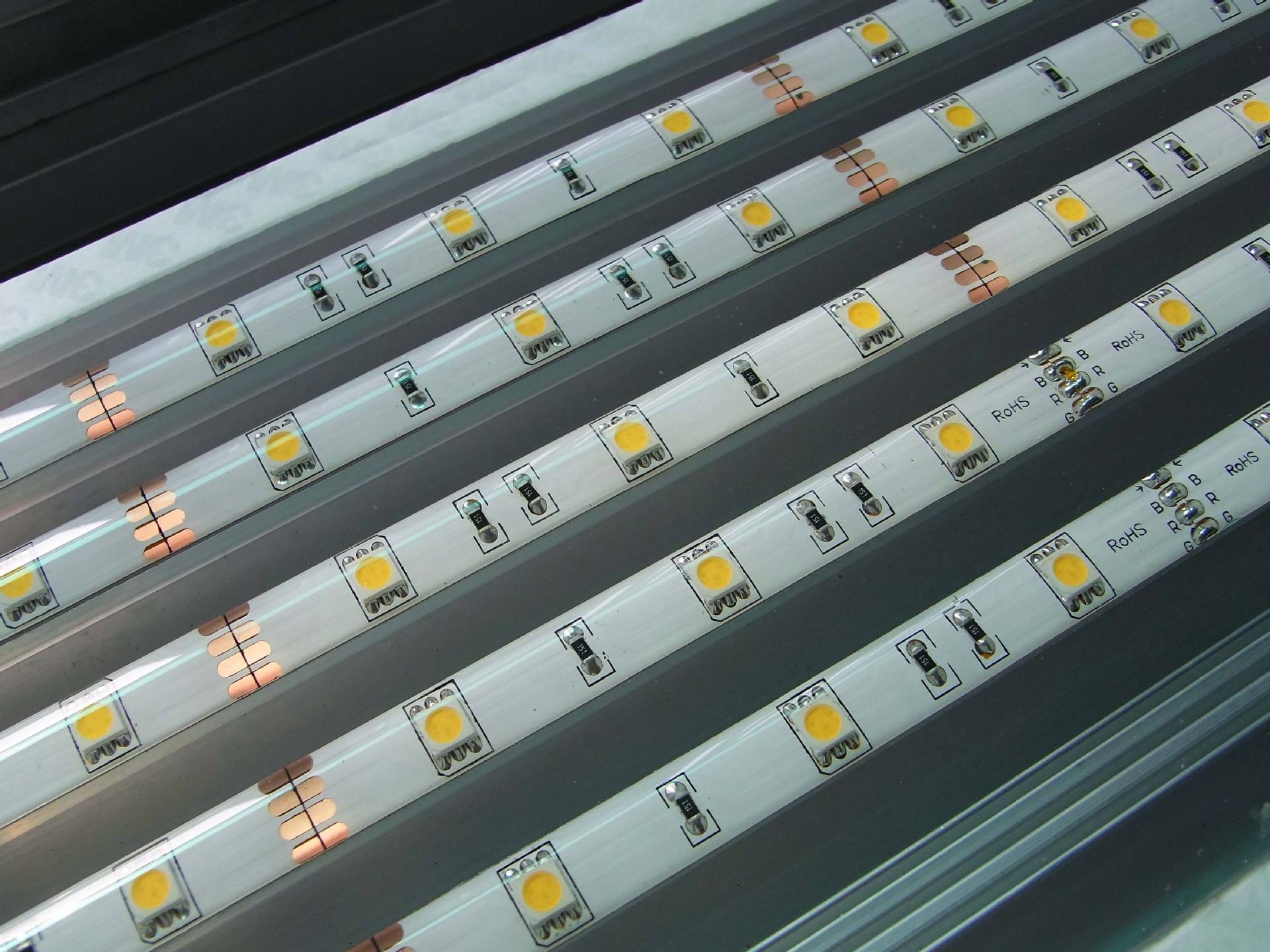 自恢復(fù)保險絲安裝在LED電路中